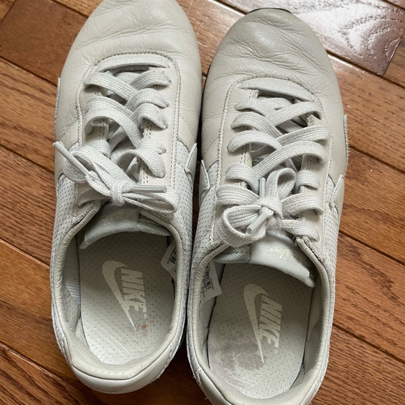 Classic Nike women’s running sneakers - Picture 3 of 9